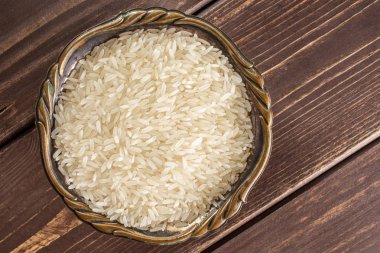 Kahverengi tahtada beyaz yasemin pilavı