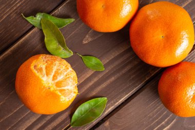 Kahverengi ahşap bir yaprak ile Mandarine