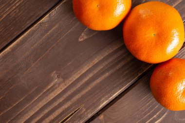 Kahverengi ahşap bir yaprak ile Mandarine