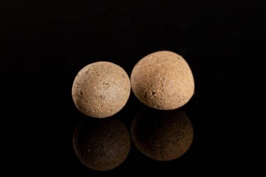 Kil çakıl (leca) siyah cam izole