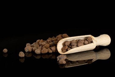 Kil çakıl (leca) siyah cam izole