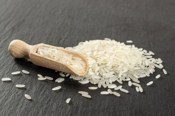 Arroz de jazmín blanco sobre piedra gris — Foto de Stock