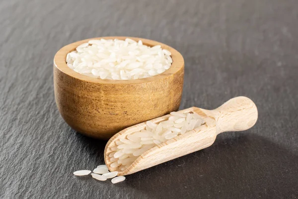 Arroz de jazmín blanco sobre piedra gris — Foto de Stock