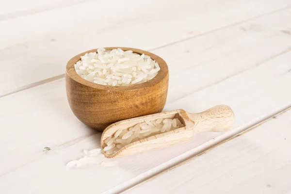 Arroz de jazmín blanco sobre madera gris — Foto de Stock