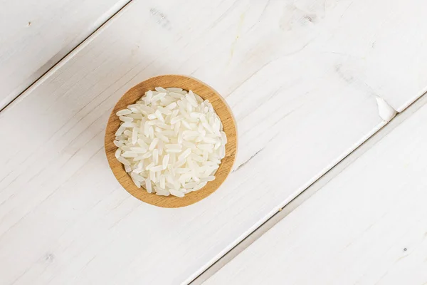 Arroz de jazmín blanco sobre madera gris — Foto de Stock