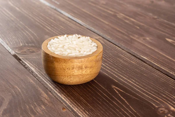 Riso al gelsomino bianco su legno marrone — Foto Stock