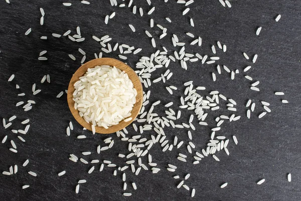 Arroz de jazmín blanco sobre piedra gris — Foto de Stock