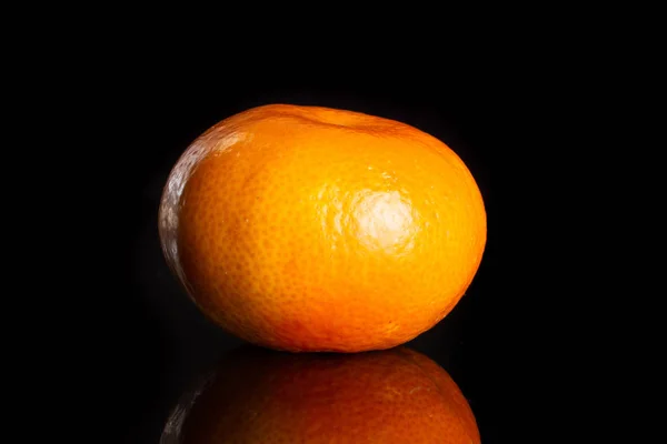Mandarine mit einem Blatt isoliert auf schwarzem Glas — Stockfoto