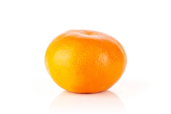 Mandarine z liściem wyizolowanym na białym — Zdjęcie stockowe
