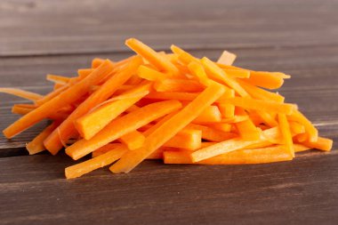 Kahverengi ahşap taze portakal havuç