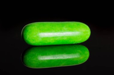 Siyah cam üzerine izole meyan kökü tatlı comfit