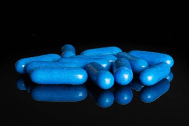 Siyah cam üzerine izole meyan kökü tatlı comfit