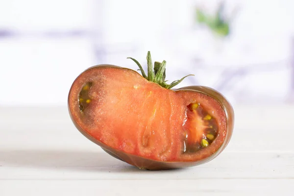 Primaz de tomate escuro fresco com tulipas vermelhas — Fotografia de Stock