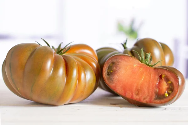 Primaz de tomate escuro fresco com tulipas vermelhas — Fotografia de Stock