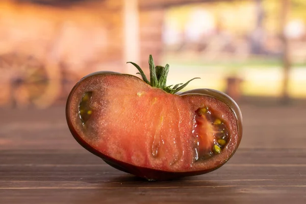 Primula di pomodoro scuro fresco con carretto — Foto Stock