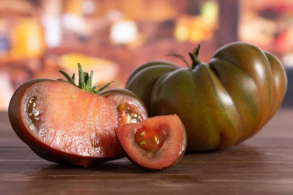 Primula di pomodoro fresco scuro con cucina rustica — Foto Stock
