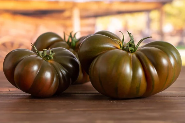 Primaz de tomate escuro fresco com carrinho — Fotografia de Stock