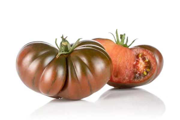 Frische dunkle Tomatenprimora isoliert auf weiß — Stockfoto