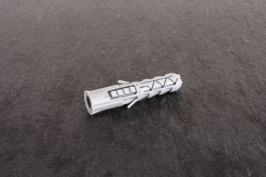 Gri taş üzerinde çalışma aracı ögesi