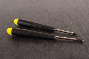 Gri taş üzerinde çalışma aracı ögesi