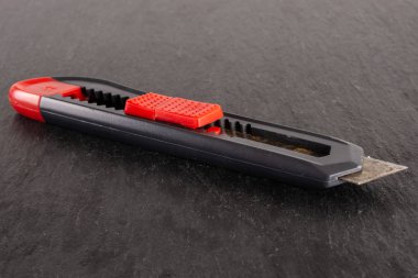 Gri taş üzerinde çalışma aracı ögesi