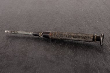 Gri taş üzerinde çalışma aracı ögesi