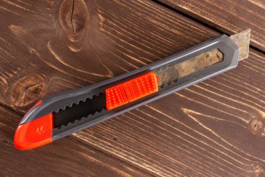 Kahverengi tahta üzerinde çalışma aracı ögesi