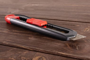 Kahverengi tahta üzerinde çalışma aracı ögesi