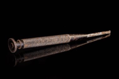 Çalışma aracı ögesi siyah cam üzerinde izole