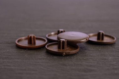 Gri taş üzerinde çalışma aracı ögesi