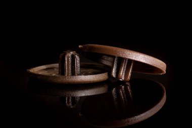 Çalışma aracı ögesi siyah cam üzerinde izole