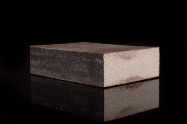 Çalışma aracı ögesi siyah cam üzerinde izole