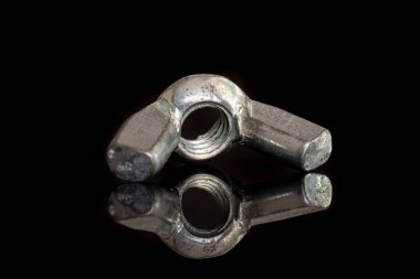 Çalışma aracı ögesi siyah cam üzerinde izole