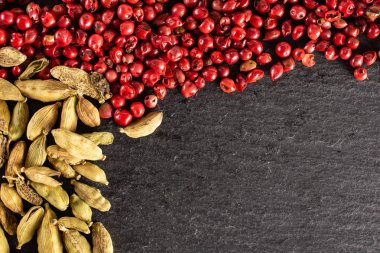 Gri taş üzerinde gerçek kakule pod