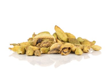 Gerçek kakule pod beyaz izole