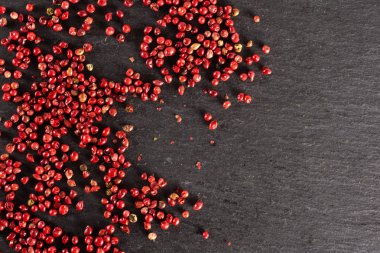 Gri taş üzerinde pembe perulu biber