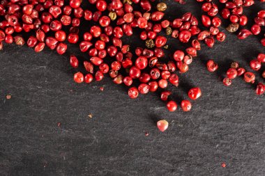 Gri taş üzerinde pembe perulu biber