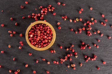 Gri taş üzerinde pembe perulu biber