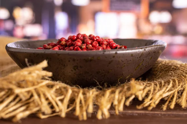 Pimienta peruana rosa con restaurante — Foto de Stock