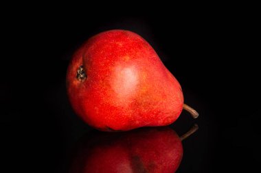 Taze kırmızı armut siyah cam izole