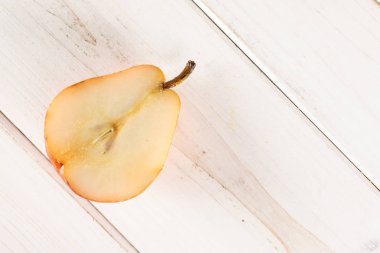 Gri ahşap taze kırmızı armut