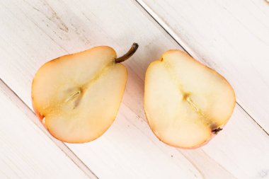 Gri ahşap taze kırmızı armut