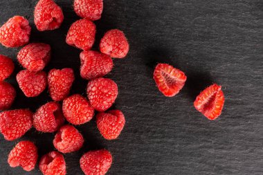 Gri taş üzerinde taze kırmızı ahududu