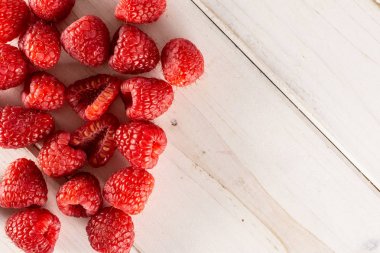 Gri ahşap taze kırmızı ahududu