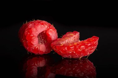 Taze kırmızı ahududu siyah cam izole