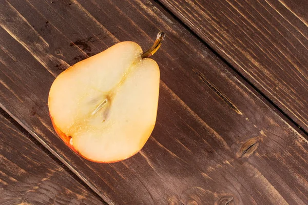 Peral roja fresca sobre madera marrón — Foto de Stock