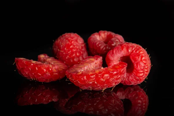 Frambuesa roja fresca aislada en vidrio negro —  Fotos de Stock