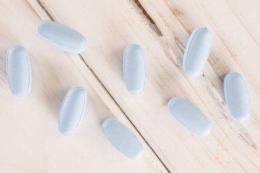 Gri ahşap mavi tıbbi haplar