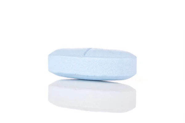 Modré lékařské pilulky izolovaných na bílém — Stock fotografie
