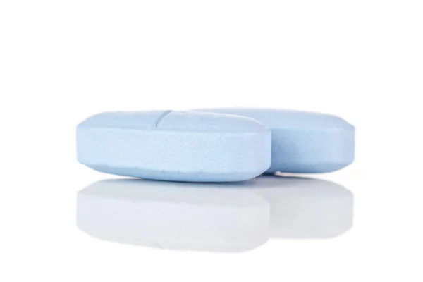Синие медицинские таблетки изолированы на белом — стоковое фото